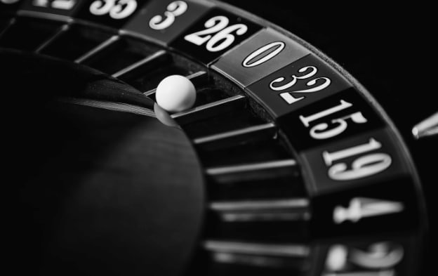 မိုဘိုင်းဖုန်းတွင် live777com APP ဖွင့်ကာ Slots ကစားနေသောမြင်ကွင်း