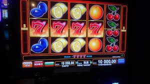 live777com Casino Provider Game Table မျိုးစုံကို ဖုန်းမှ ကစားနေသောမြင်ကွင်း